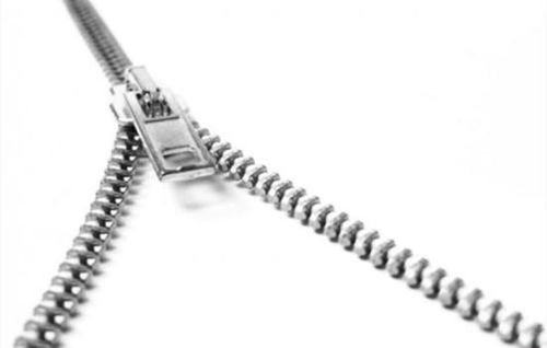 衣服卡拉鏈里怎么弄出來(lái)